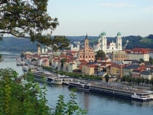Passau mit Donau und Schiffen